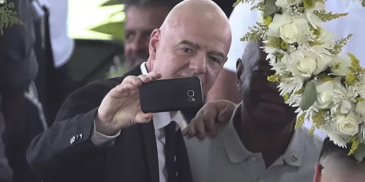 Pele’nin tabutunun başında selfie çekmişti: FIFA Başkanı’na tepki