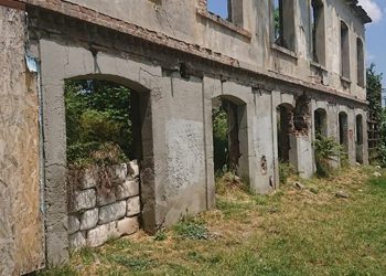 Tarihi fabrika yıkılıyor